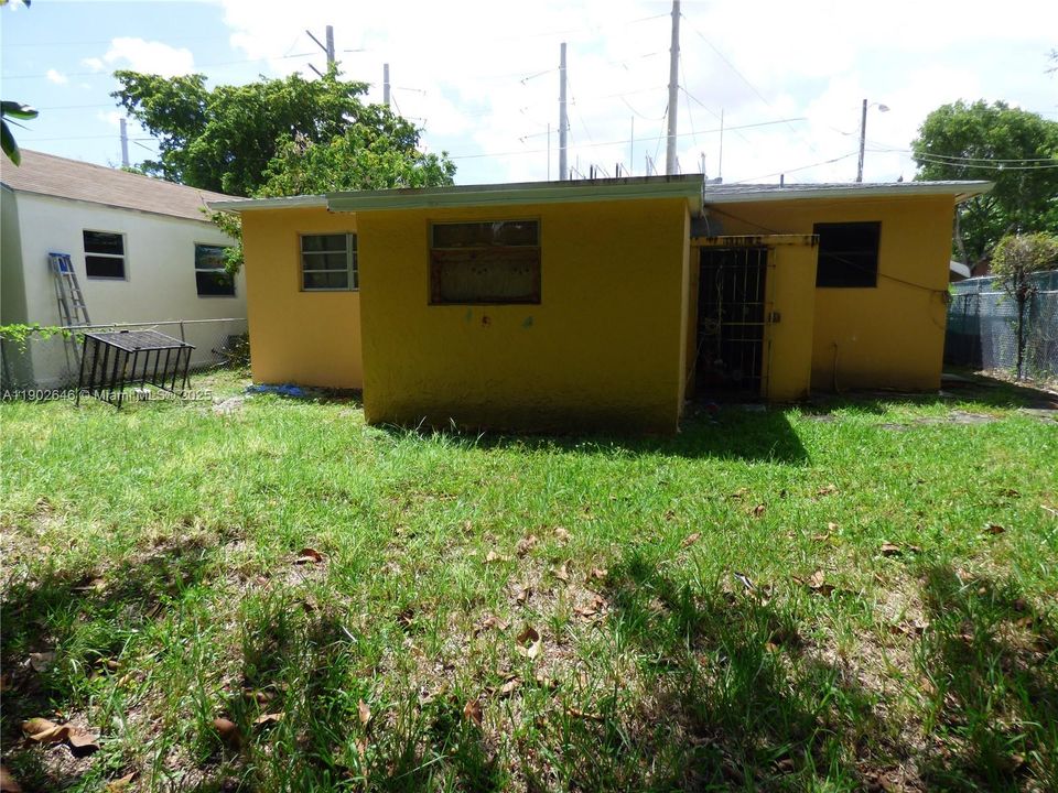 For Sale: $675,000 (4 beds, 1 baths, 1038 Square Feet)