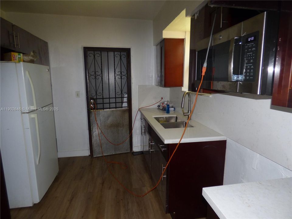 For Sale: $675,000 (4 beds, 1 baths, 1038 Square Feet)