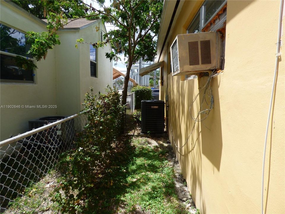 For Sale: $675,000 (4 beds, 1 baths, 1038 Square Feet)