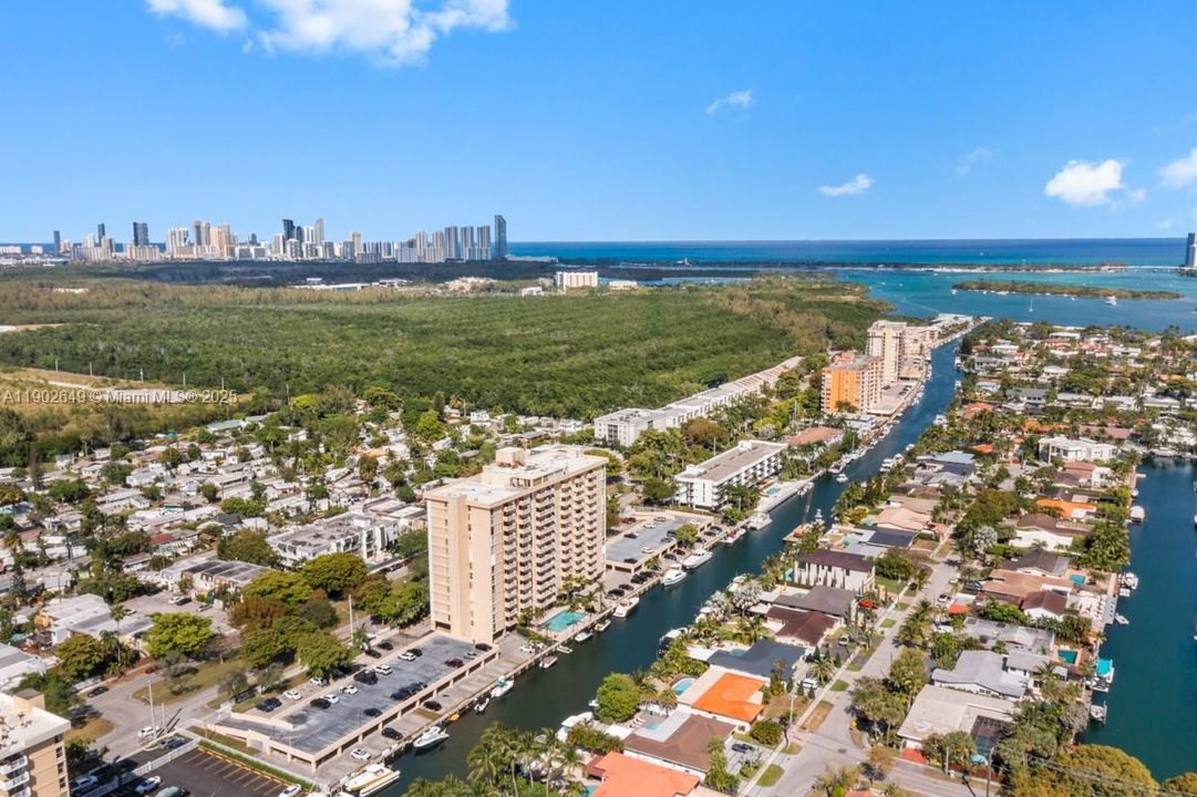 For Sale: $195,000 (1 beds, 1 baths, 723 Square Feet)