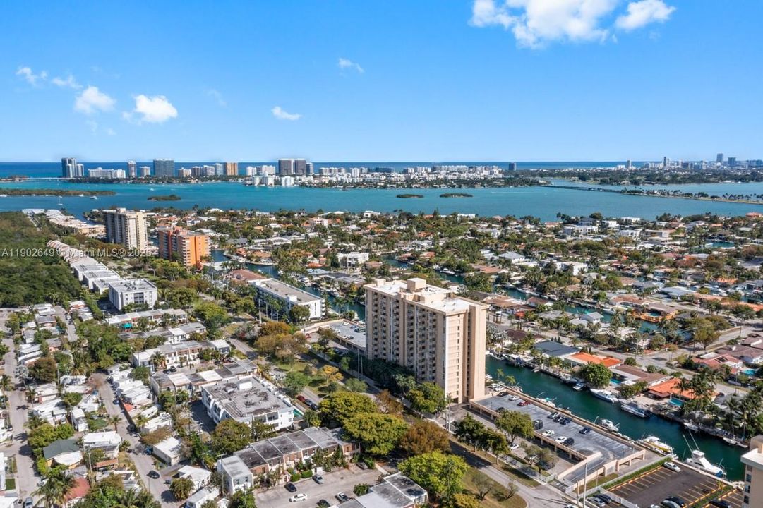 For Sale: $195,000 (1 beds, 1 baths, 723 Square Feet)