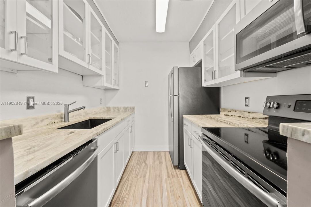 For Sale: $195,000 (1 beds, 1 baths, 723 Square Feet)