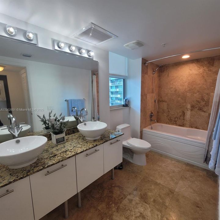 Recently Rented: $4,100 (2 beds, 2 baths, 1267 Square Feet)