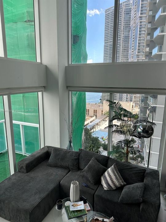 Recently Rented: $4,100 (2 beds, 2 baths, 1267 Square Feet)