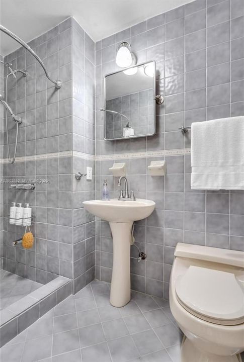 For Rent: $4,495 (3 beds, 3 baths, 2370 Square Feet)