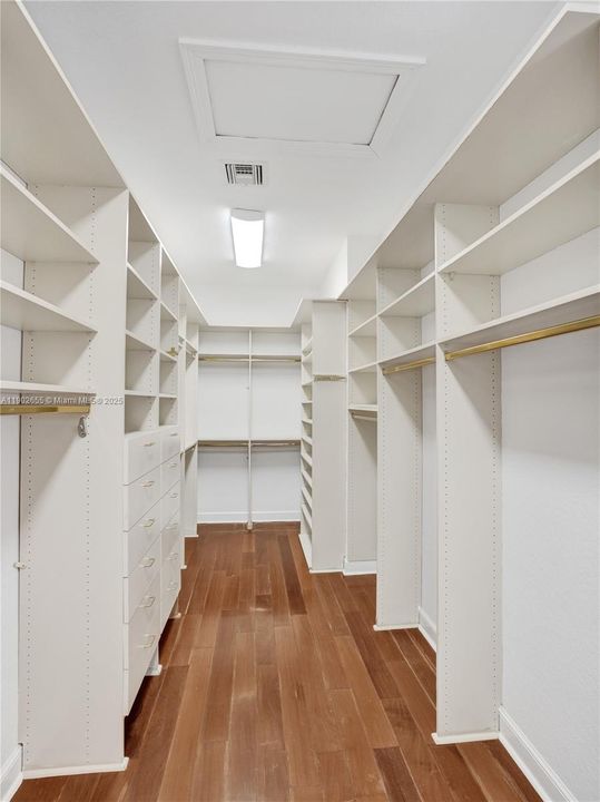 20' main bedroom walk-in closet