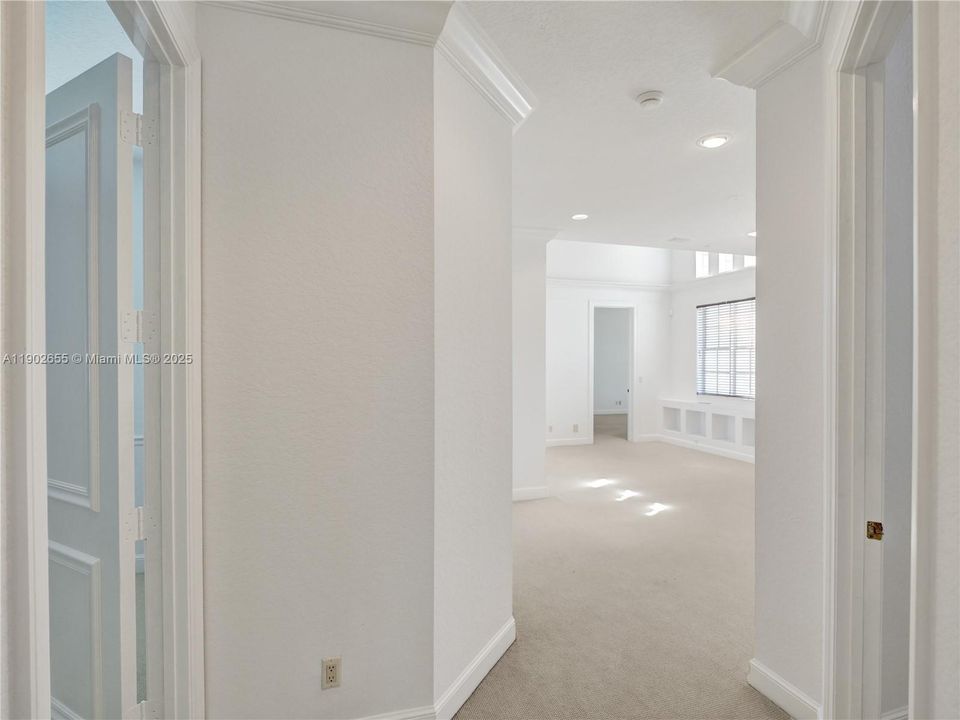 Loft on upper lever with 3 bedrooms and 3 bathrooms ensuite