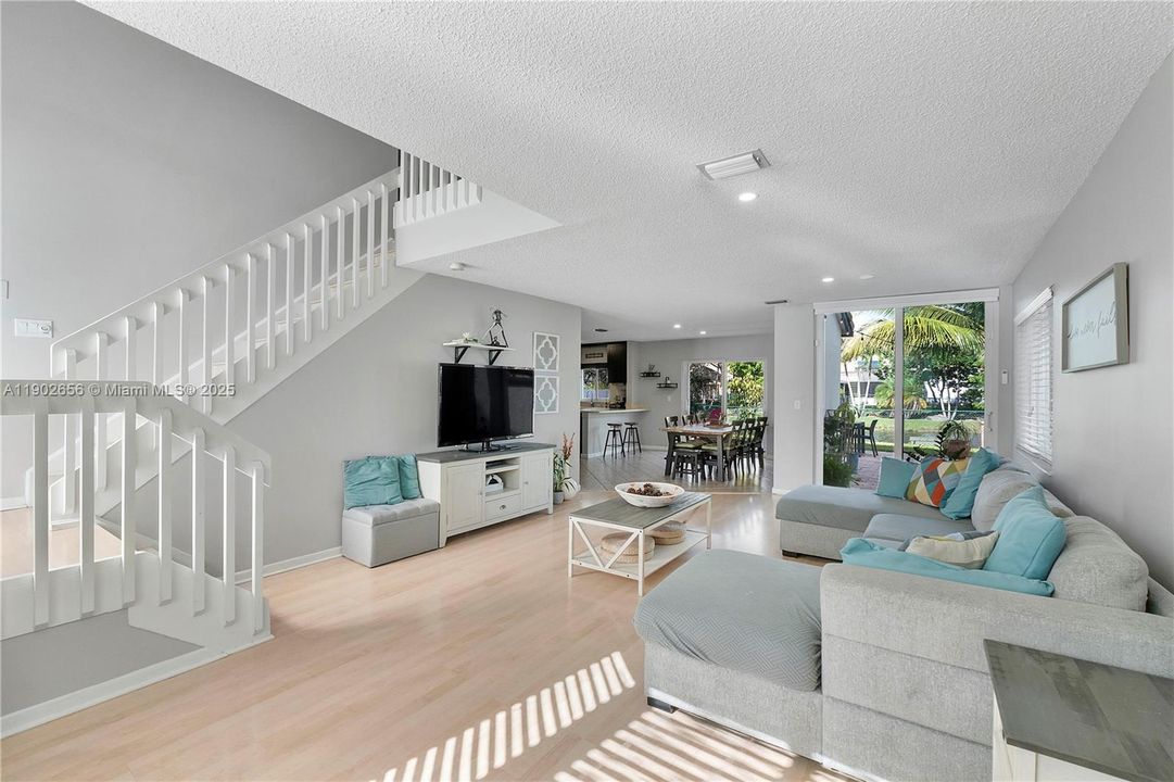 На продажу: $549,900 (3 спален, 2 ванн, 1566 Квадратных фут)