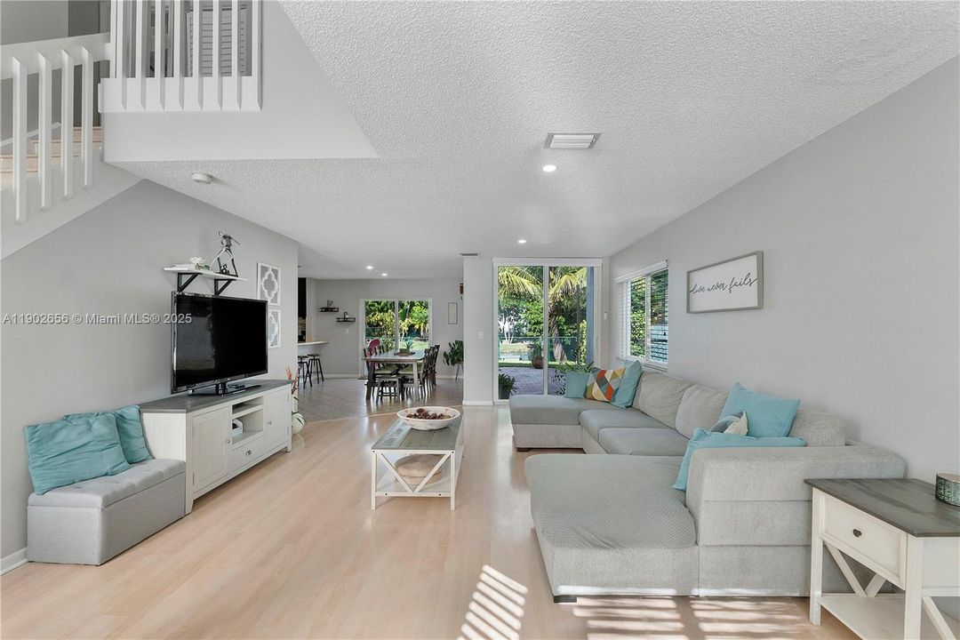 На продажу: $549,900 (3 спален, 2 ванн, 1566 Квадратных фут)