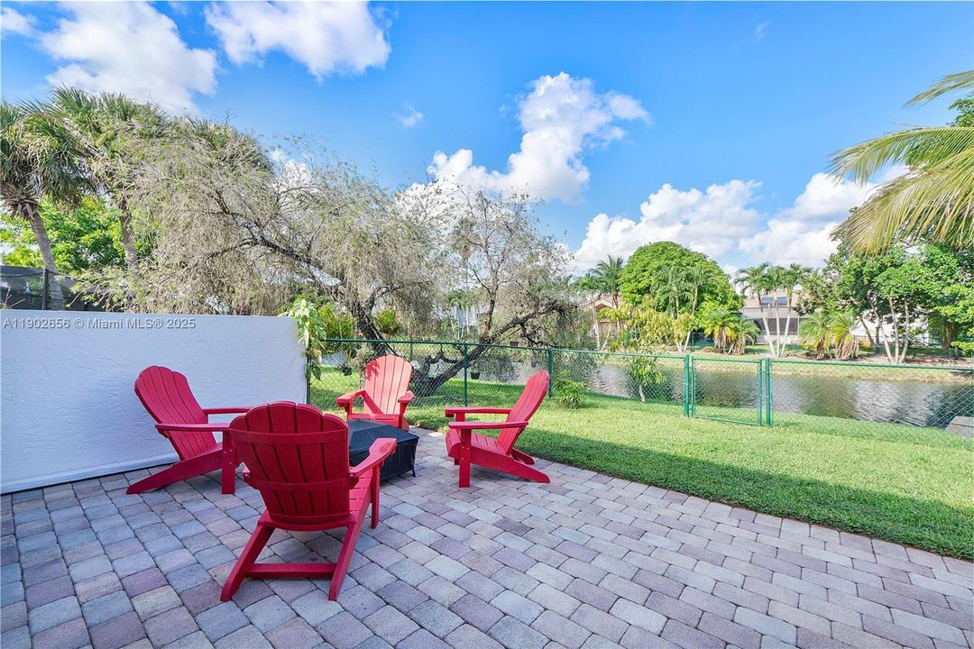 На продажу: $549,900 (3 спален, 2 ванн, 1566 Квадратных фут)