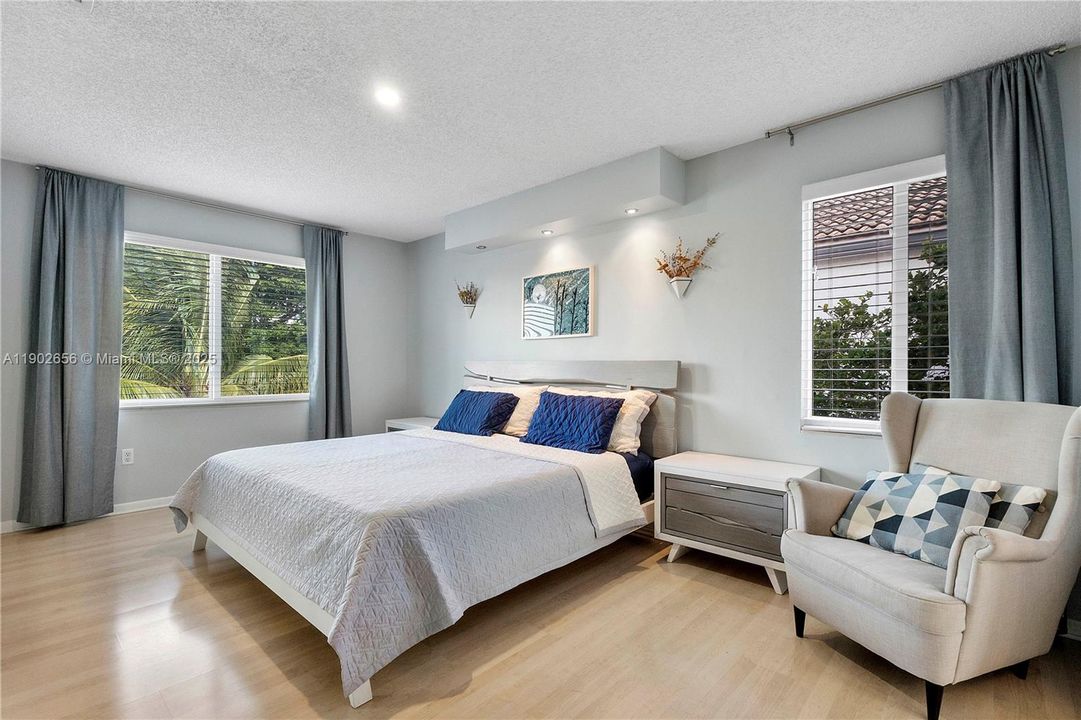 На продажу: $549,900 (3 спален, 2 ванн, 1566 Квадратных фут)