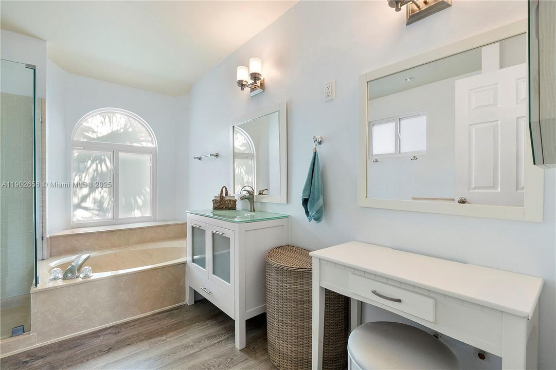 На продажу: $549,900 (3 спален, 2 ванн, 1566 Квадратных фут)