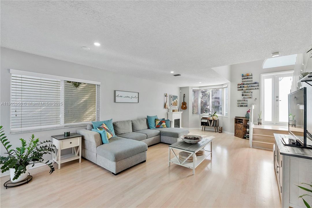 На продажу: $549,900 (3 спален, 2 ванн, 1566 Квадратных фут)