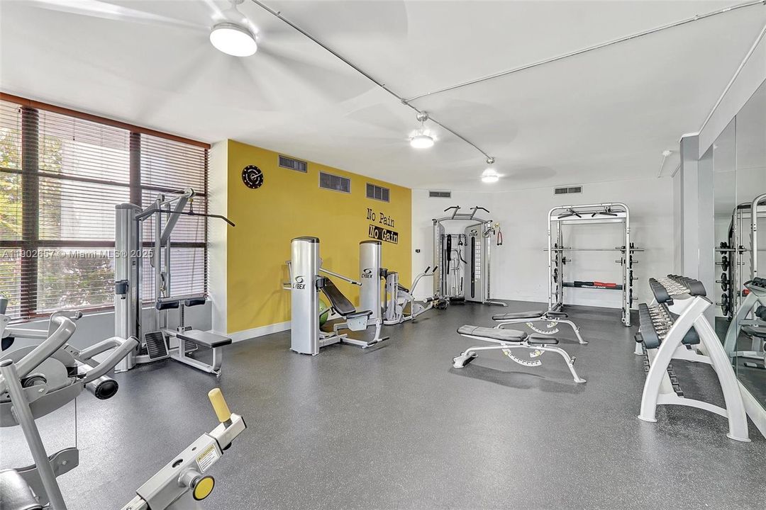 For Rent: $1,800 (2 beds, 1 baths, 875 Square Feet)