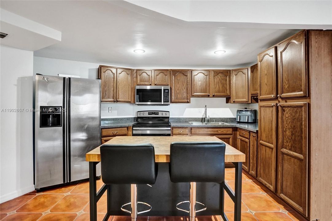 For Rent: $1,800 (2 beds, 1 baths, 875 Square Feet)