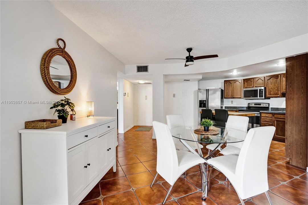 For Rent: $1,800 (2 beds, 1 baths, 875 Square Feet)