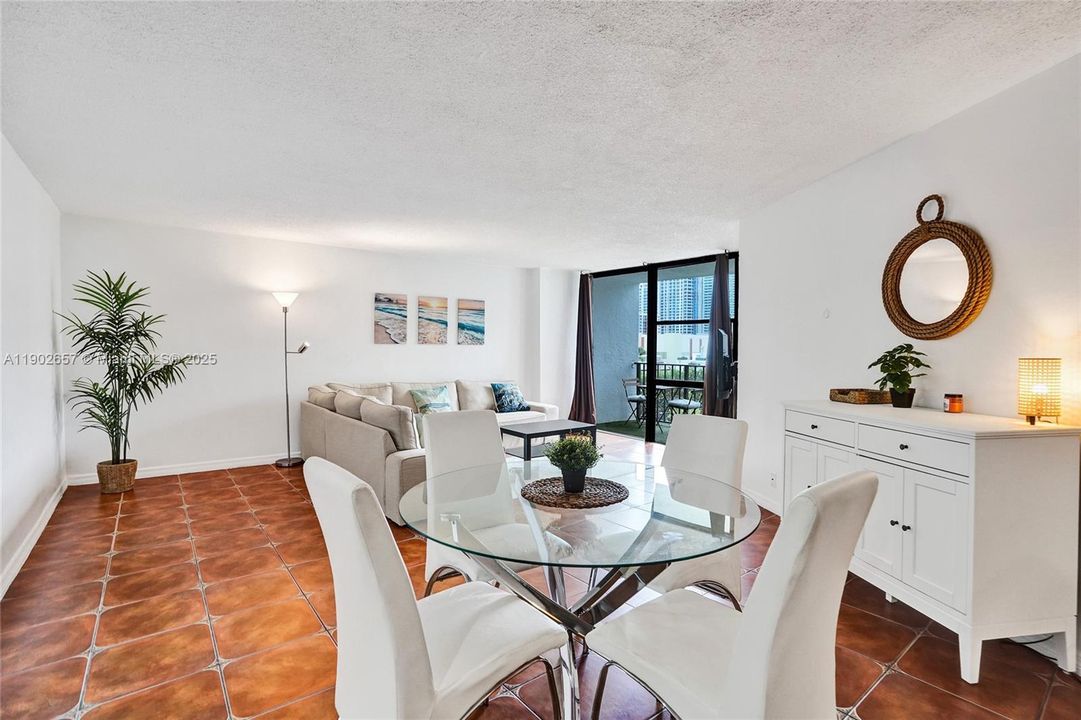 For Rent: $1,800 (2 beds, 1 baths, 875 Square Feet)