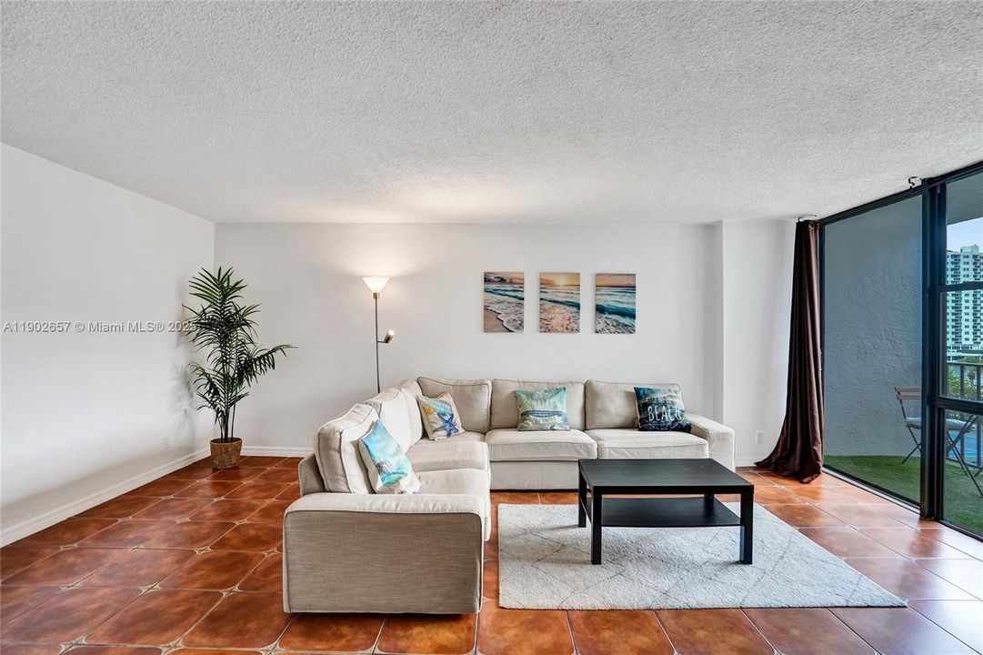 For Rent: $1,800 (2 beds, 1 baths, 875 Square Feet)