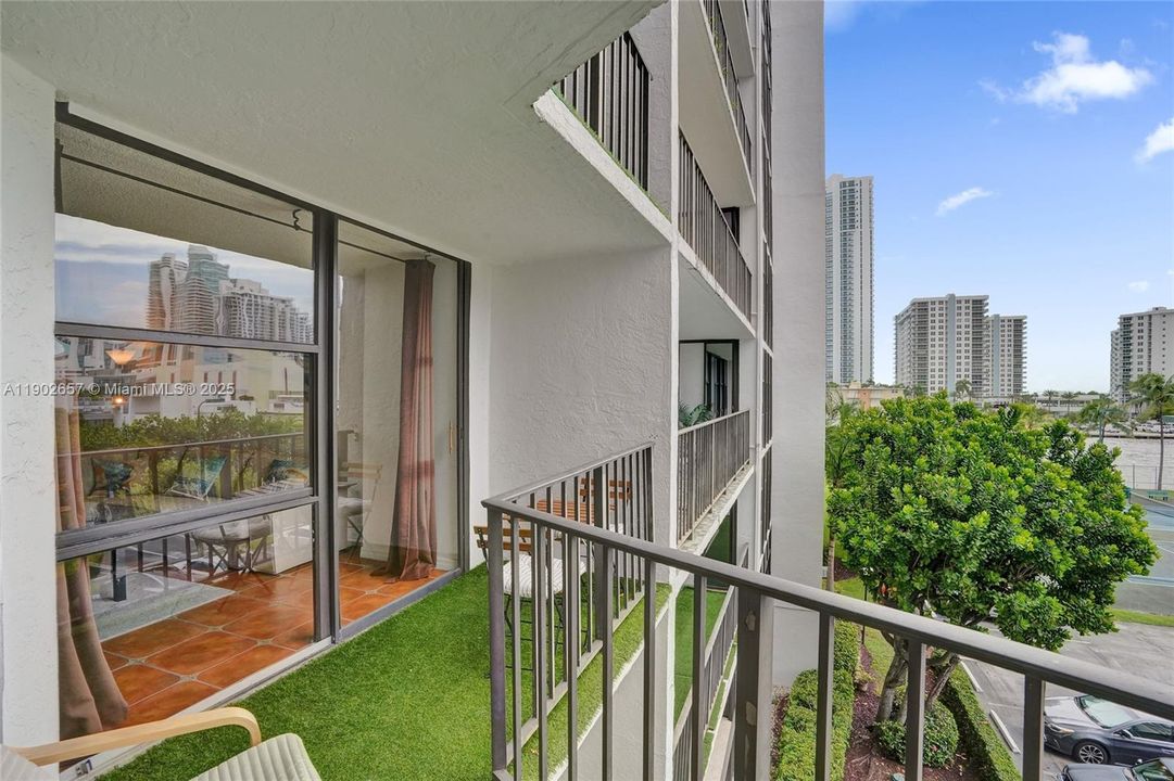 For Rent: $1,800 (2 beds, 1 baths, 875 Square Feet)