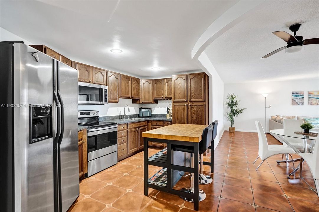 For Rent: $1,800 (2 beds, 1 baths, 875 Square Feet)