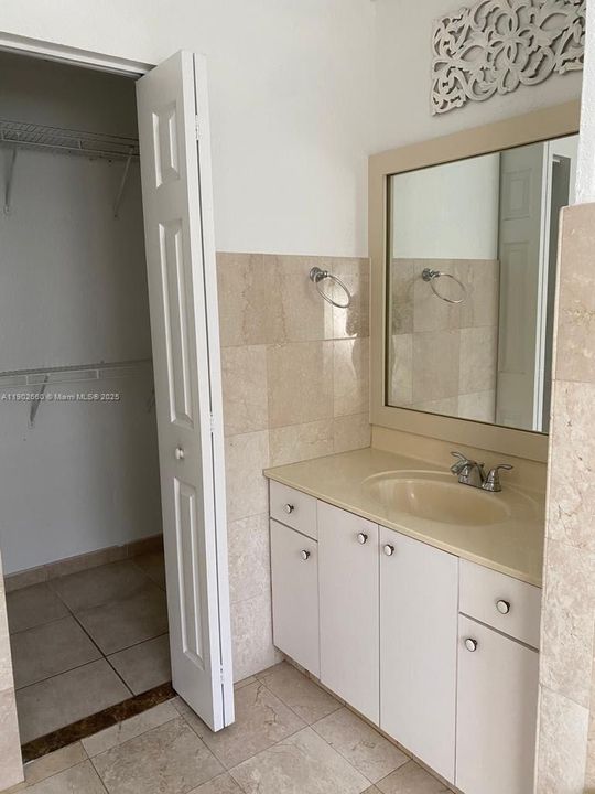 Recently Sold: $330,000 (3 beds, 2 baths, 992 Square Feet)