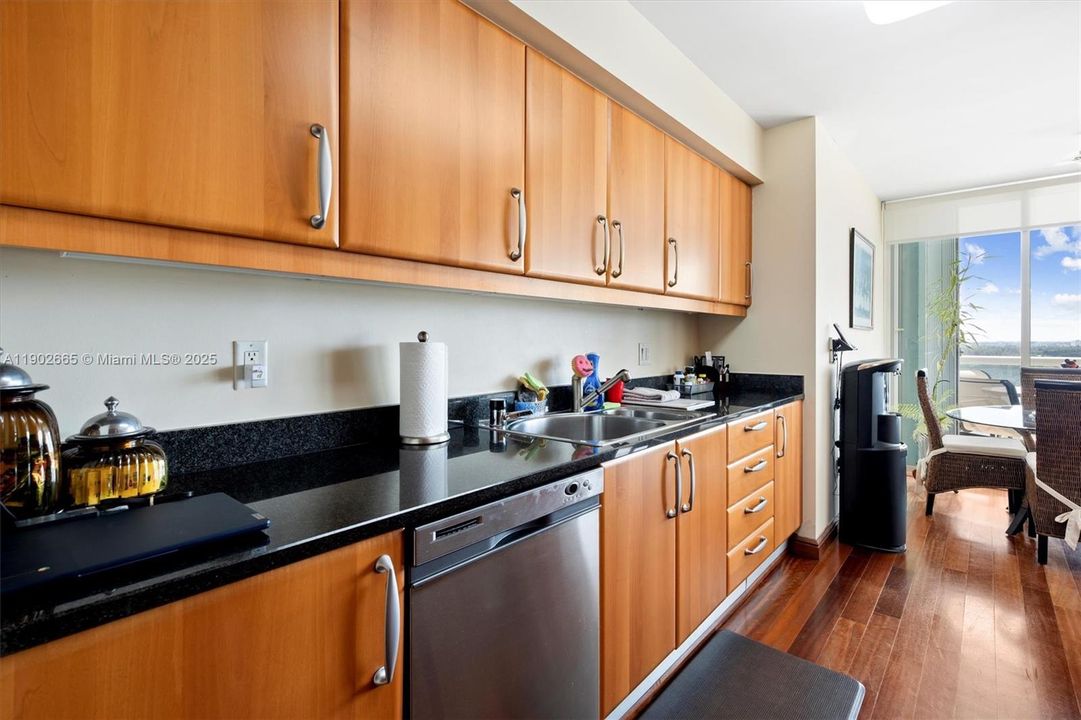 For Sale: $1,170,000 (2 beds, 2 baths, 1566 Square Feet)