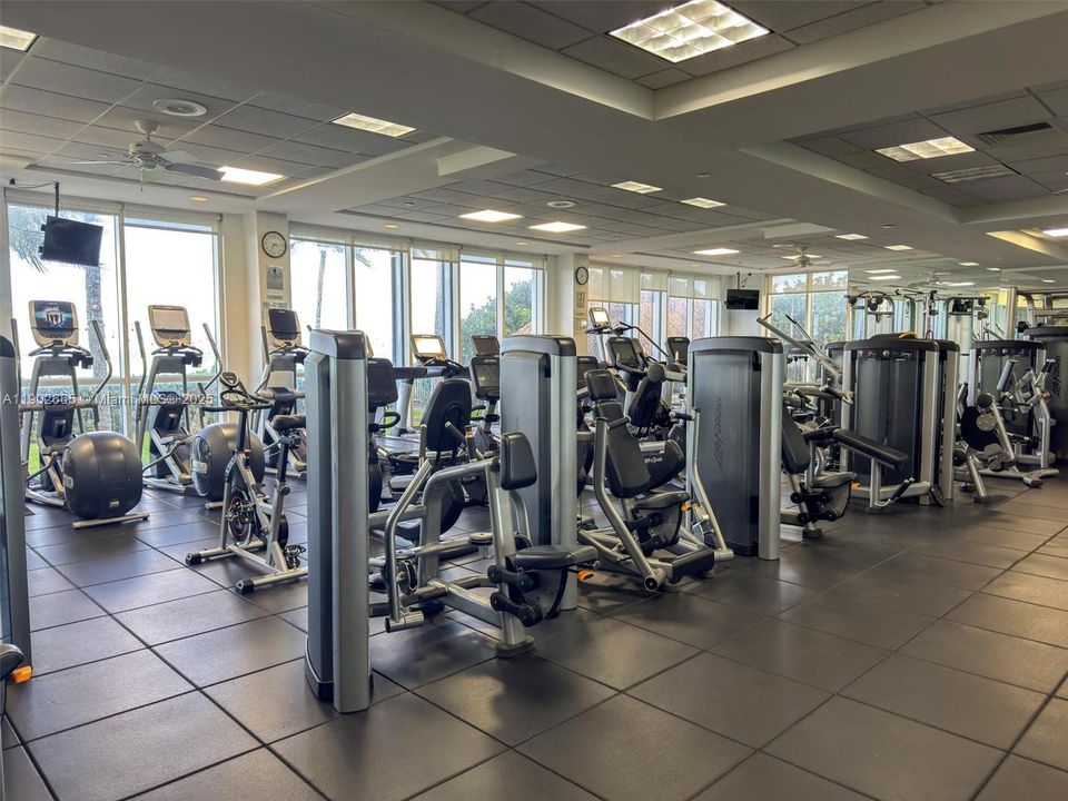 For Sale: $1,170,000 (2 beds, 2 baths, 1566 Square Feet)