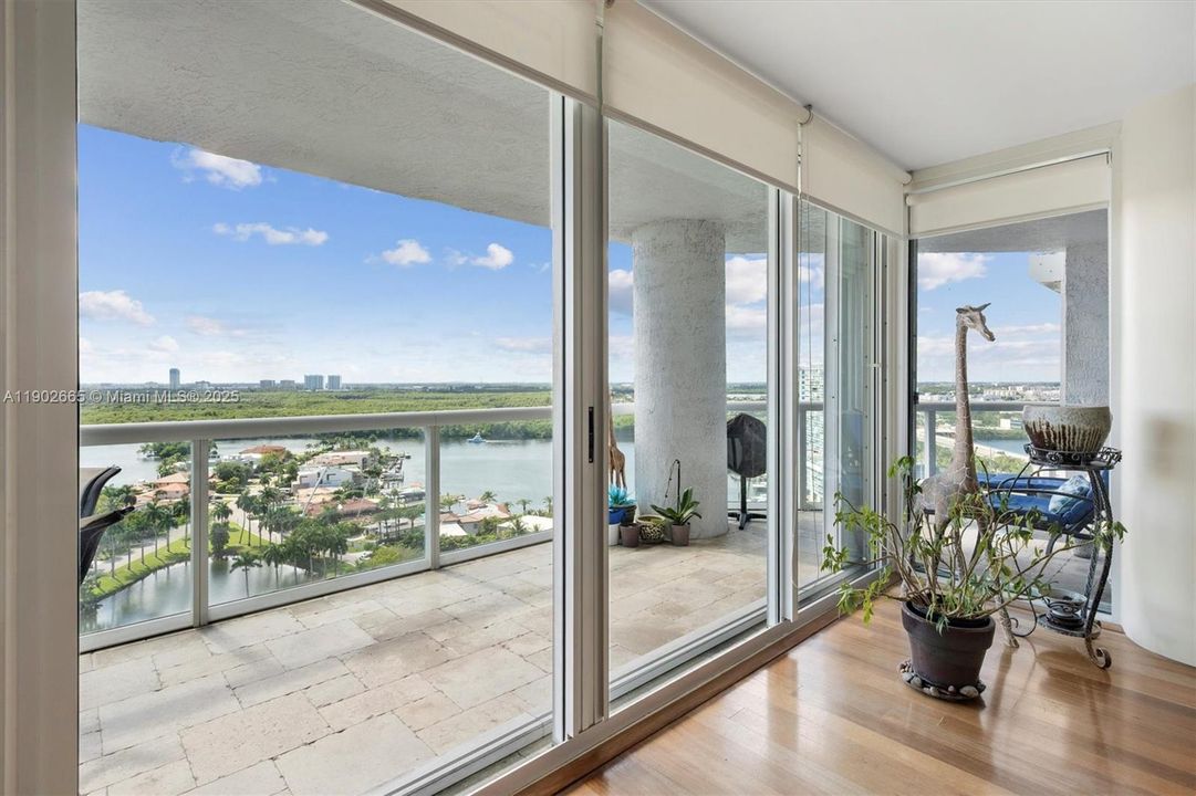 For Sale: $1,170,000 (2 beds, 2 baths, 1566 Square Feet)