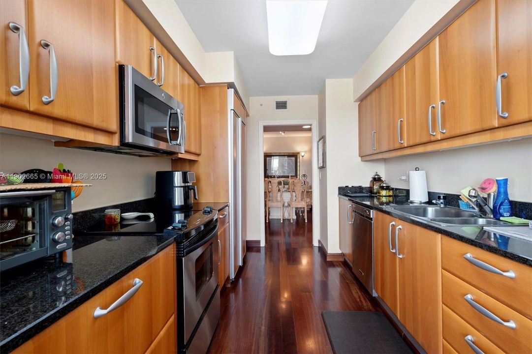 For Sale: $1,170,000 (2 beds, 2 baths, 1566 Square Feet)