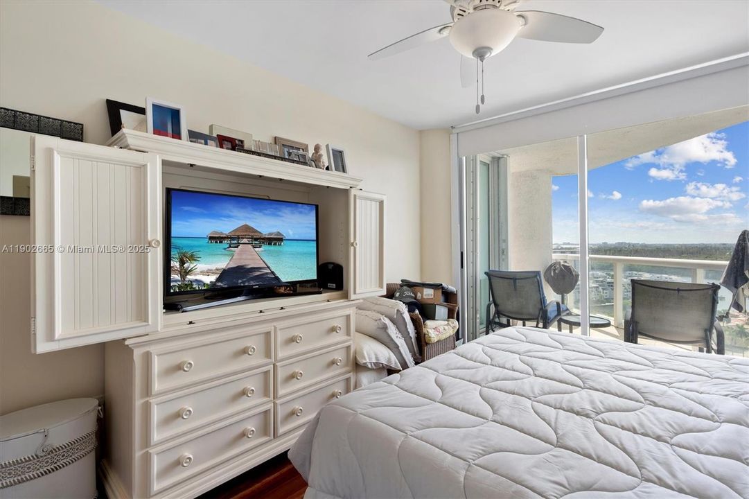 For Sale: $1,170,000 (2 beds, 2 baths, 1566 Square Feet)