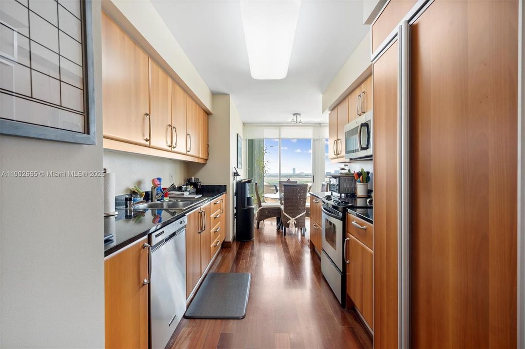 For Sale: $1,170,000 (2 beds, 2 baths, 1566 Square Feet)