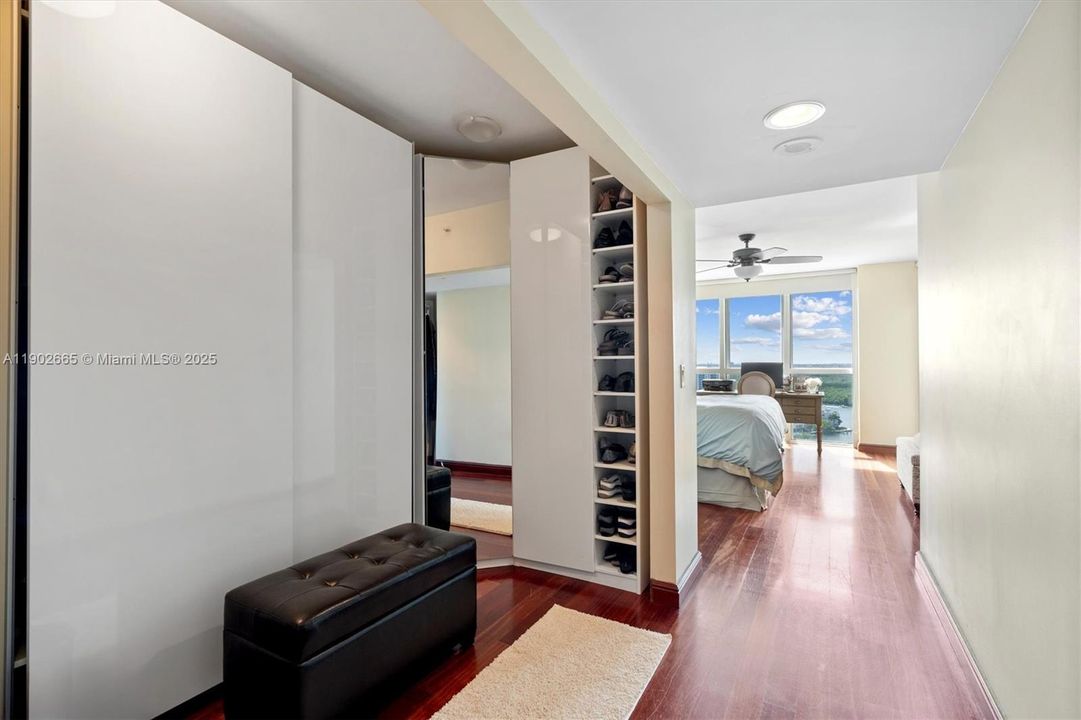 For Sale: $1,170,000 (2 beds, 2 baths, 1566 Square Feet)