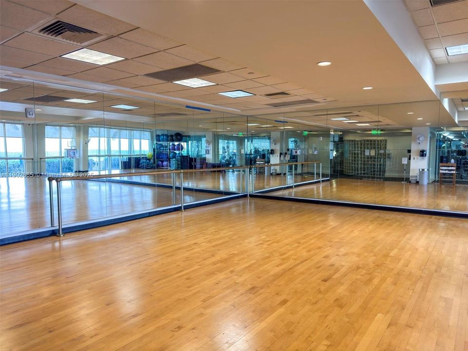 For Sale: $1,170,000 (2 beds, 2 baths, 1566 Square Feet)