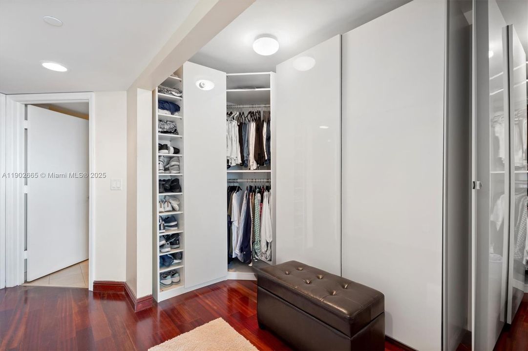 For Sale: $1,170,000 (2 beds, 2 baths, 1566 Square Feet)