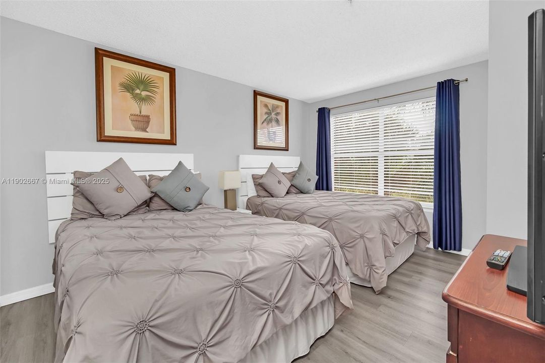 待售: $125,000 (2 贝兹, 2 浴室, 759 平方英尺)