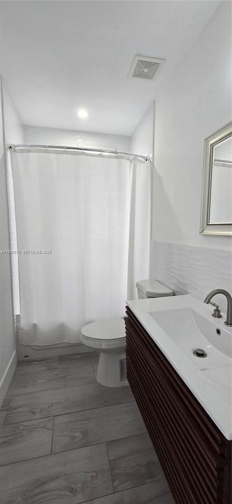 出租: $5,950 (5 贝兹, 4 浴室, 2470 平方英尺)