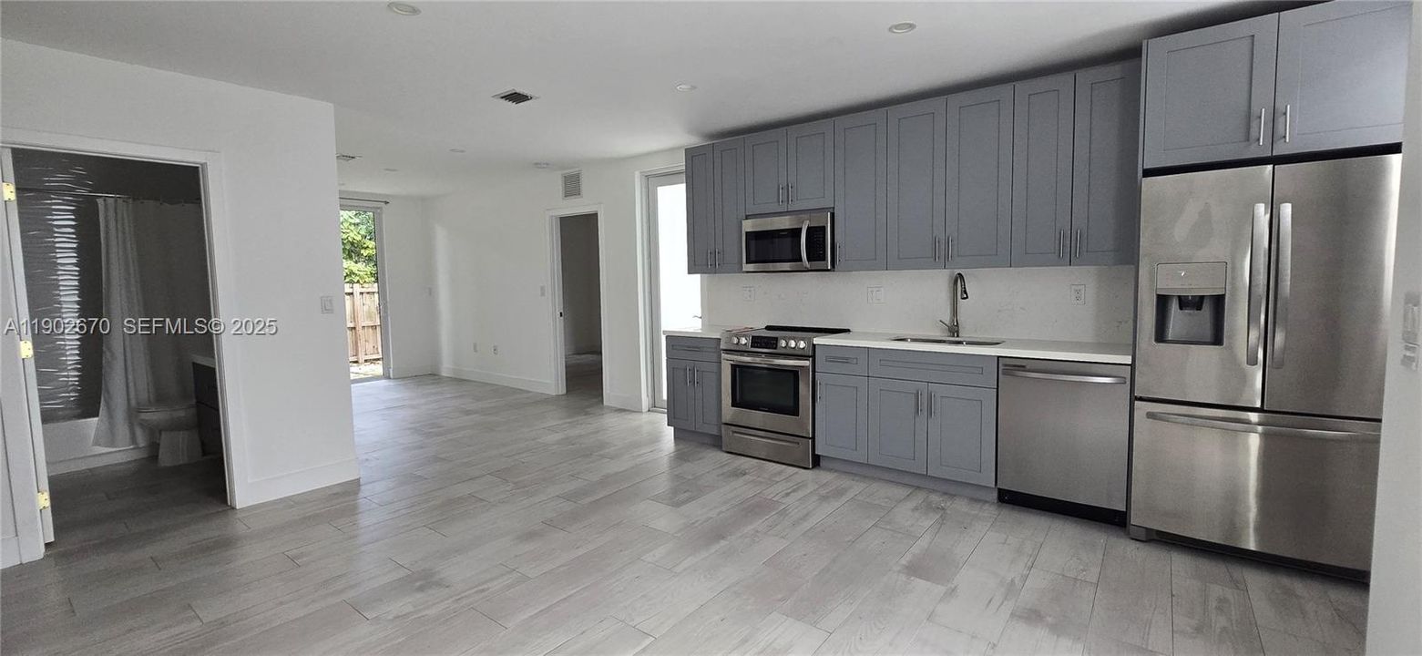 出租: $5,950 (5 贝兹, 4 浴室, 2470 平方英尺)