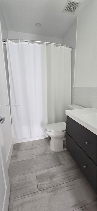 出租: $5,950 (5 贝兹, 4 浴室, 2470 平方英尺)