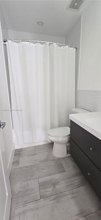 出租: $5,950 (5 贝兹, 4 浴室, 2470 平方英尺)