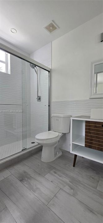 出租: $5,950 (5 贝兹, 4 浴室, 2470 平方英尺)