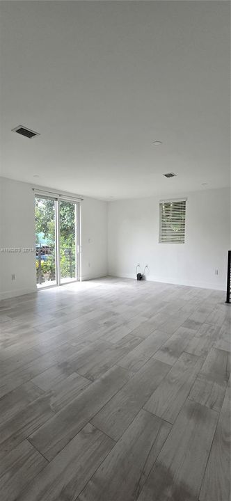 出租: $5,950 (5 贝兹, 4 浴室, 2470 平方英尺)