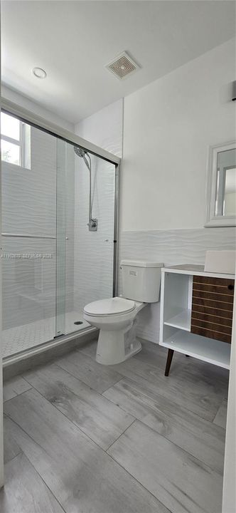 出租: $5,950 (5 贝兹, 4 浴室, 2470 平方英尺)