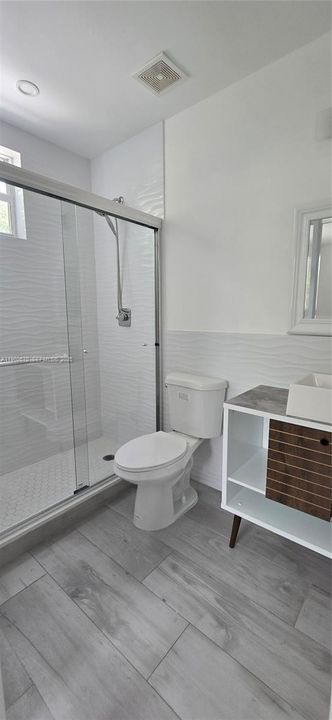 出租: $5,950 (5 贝兹, 4 浴室, 2470 平方英尺)