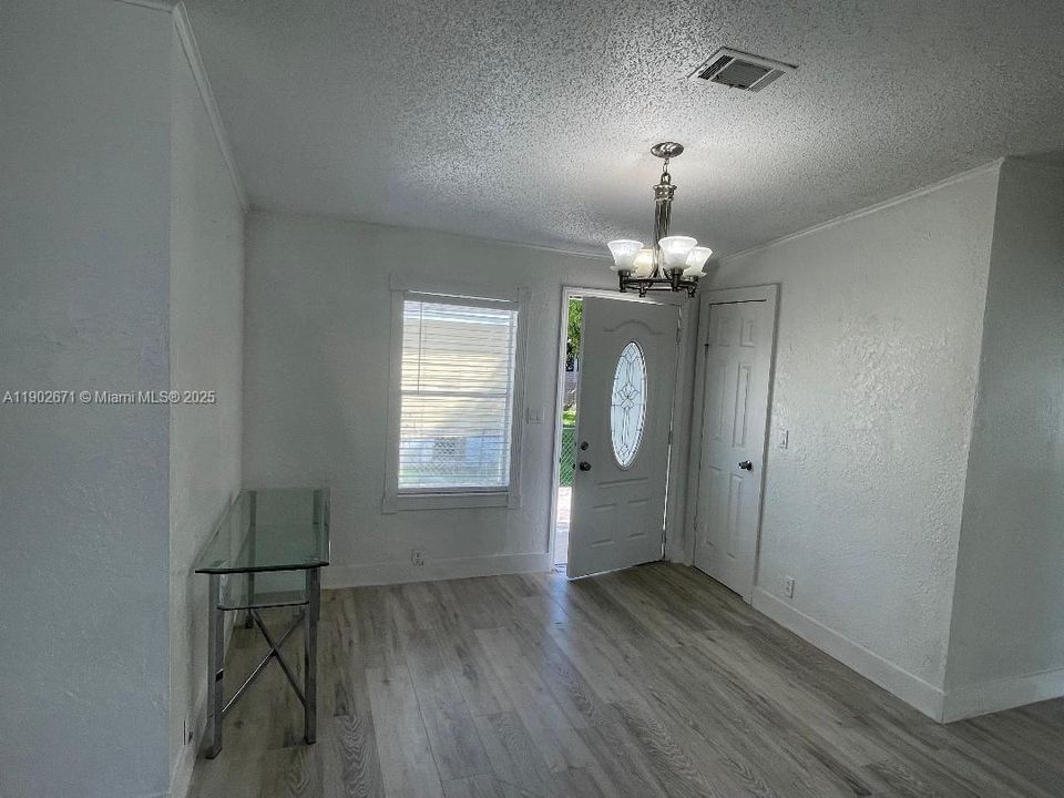 На продажу: $300,000 (4 спален, 3 ванн, 1430 Квадратных фут)