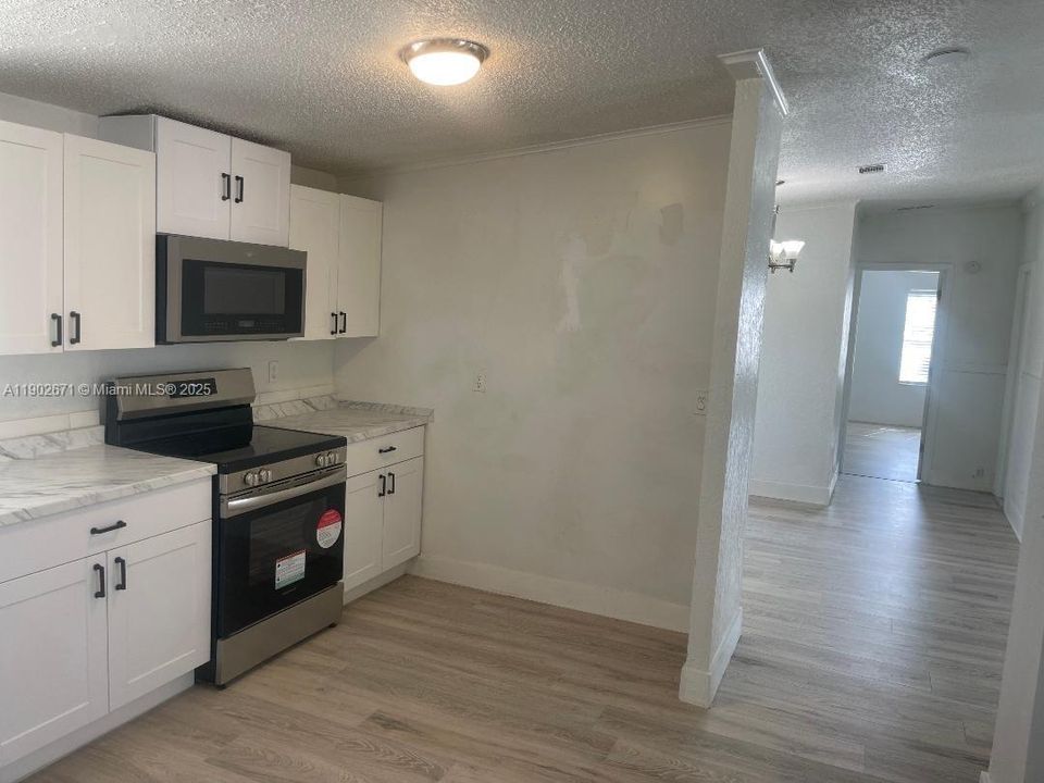 На продажу: $300,000 (4 спален, 3 ванн, 1430 Квадратных фут)