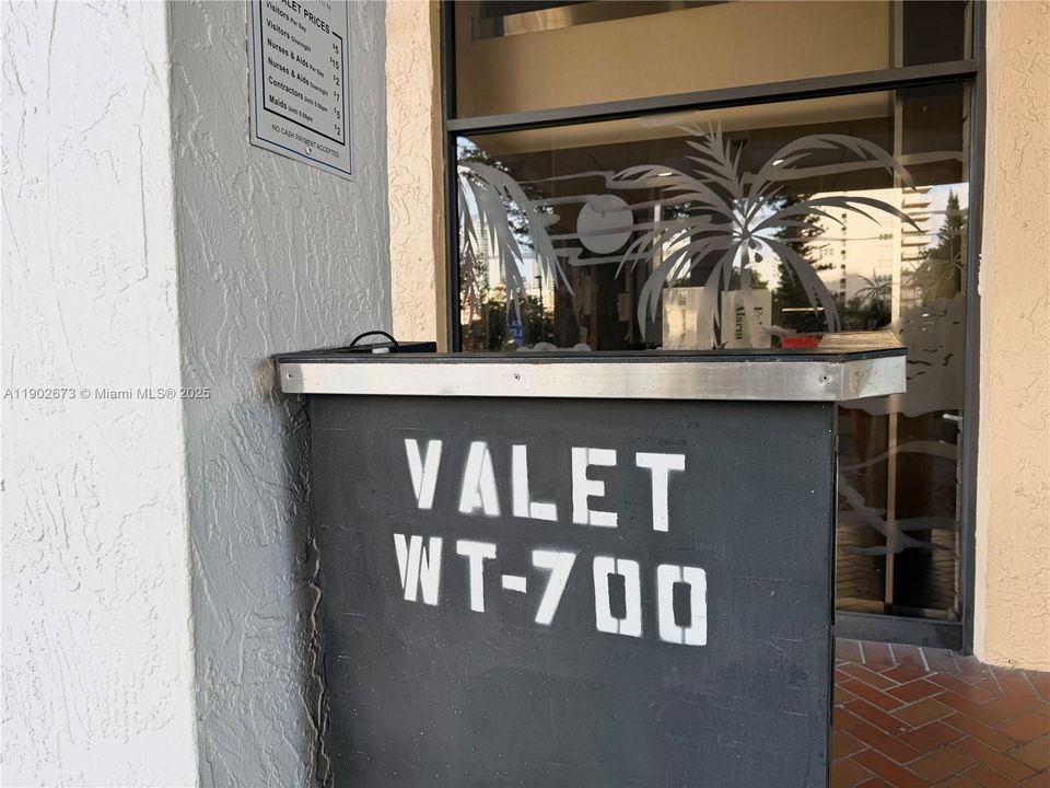 合同活跃: $3,000 (2 贝兹, 2 浴室, 1396 平方英尺)