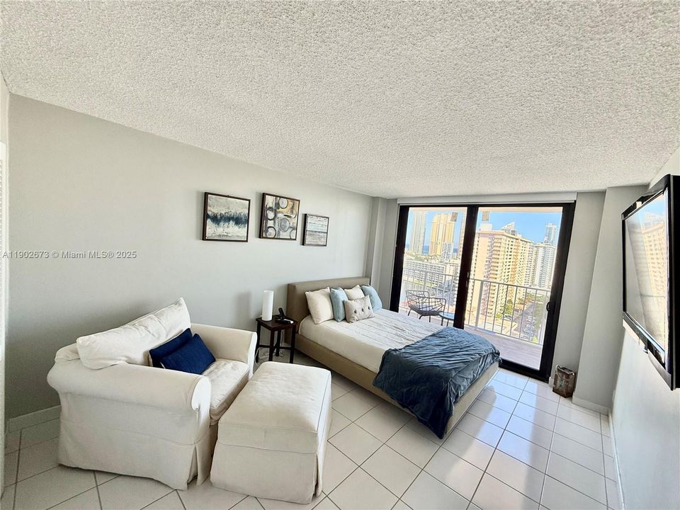 合同活跃: $3,000 (2 贝兹, 2 浴室, 1396 平方英尺)