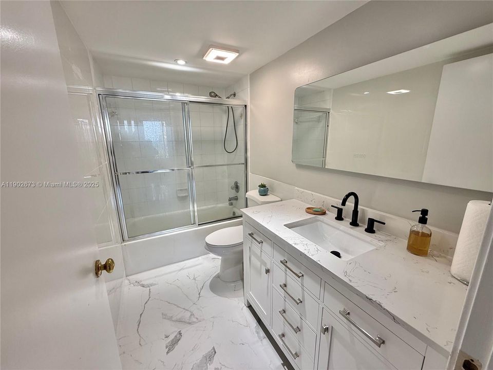 合同活跃: $3,000 (2 贝兹, 2 浴室, 1396 平方英尺)