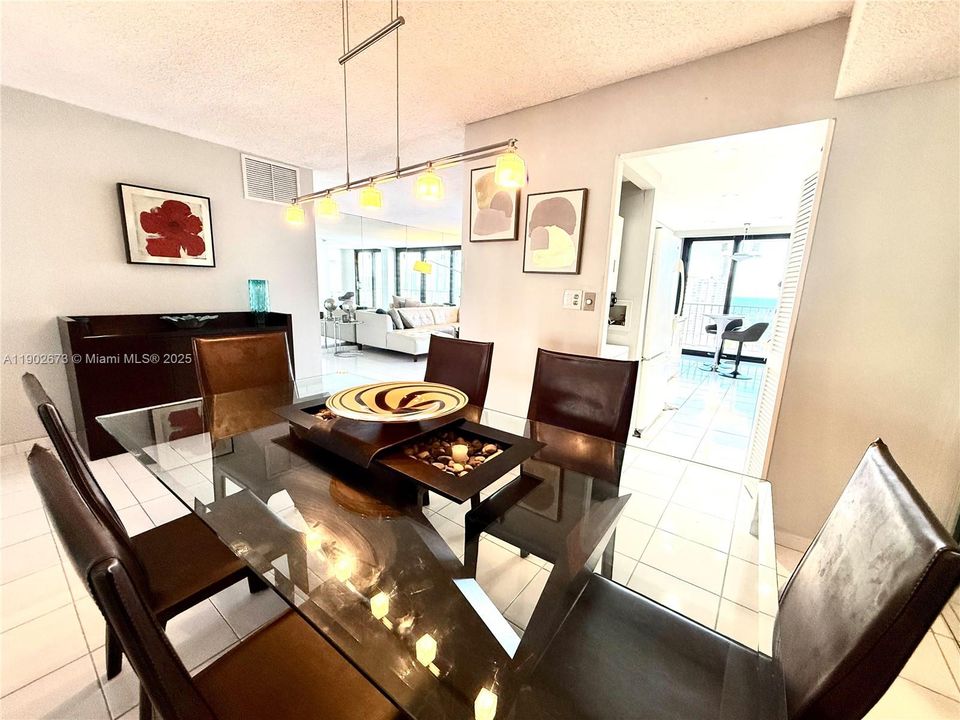 合同活跃: $3,000 (2 贝兹, 2 浴室, 1396 平方英尺)