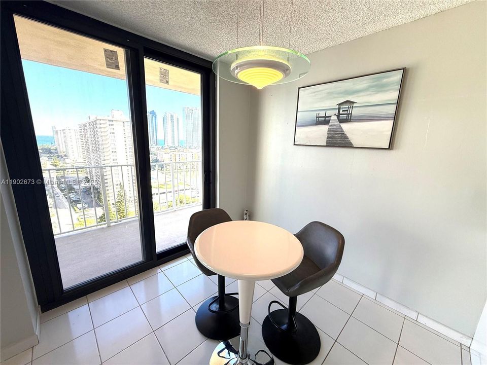 合同活跃: $3,000 (2 贝兹, 2 浴室, 1396 平方英尺)